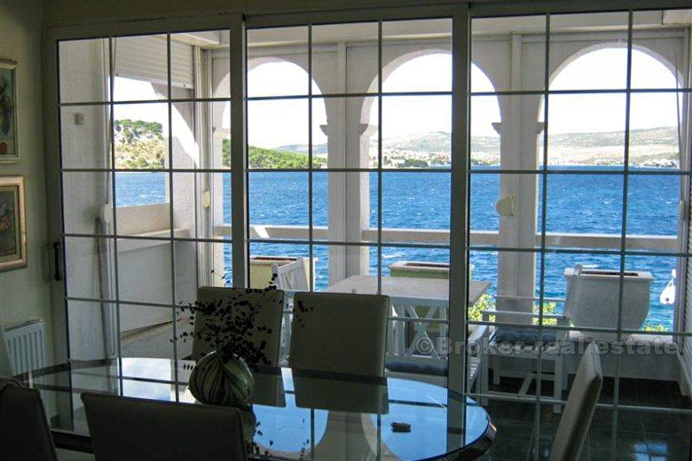 Exceptional villa in the first line to the sea, for sale