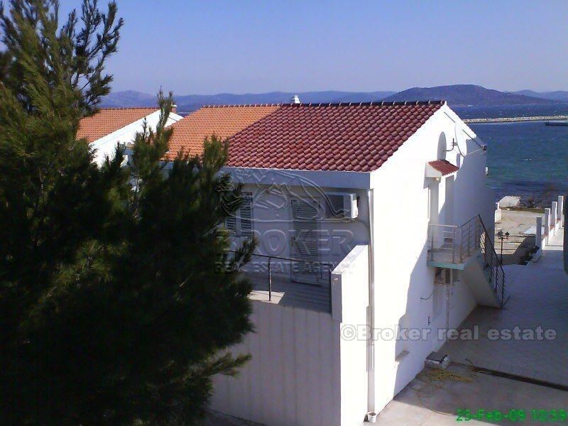Casa alla prima fila al mare, in vendita