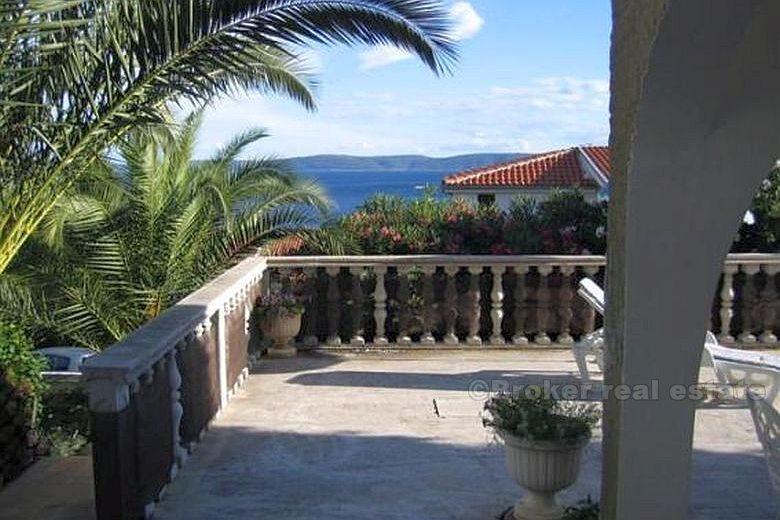 Bella casa di famiglia con vista sul mare aperto, in vendita