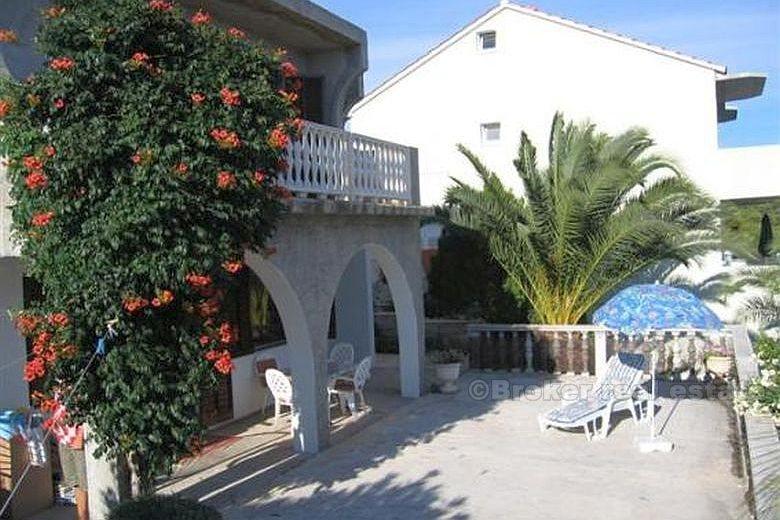 Bella casa di famiglia con vista sul mare aperto, in vendita