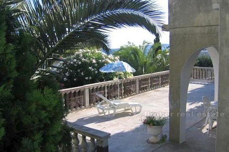 Bella casa di famiglia con vista sul mare aperto, in vendita