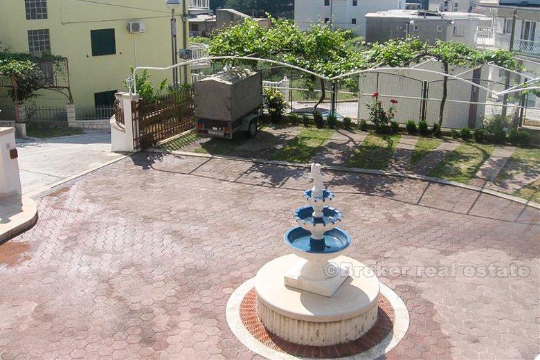 Fint hotell med panoramautsikt over sjøen, til salgs