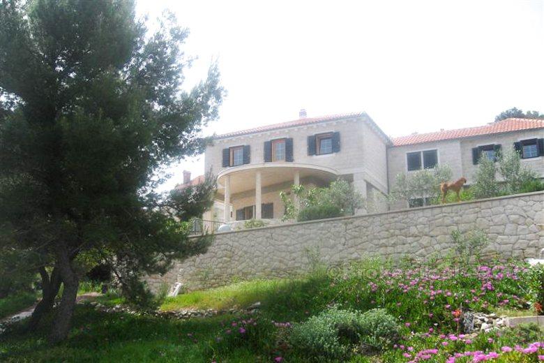 Beautiful stone villa in the first line to the sea, for sale