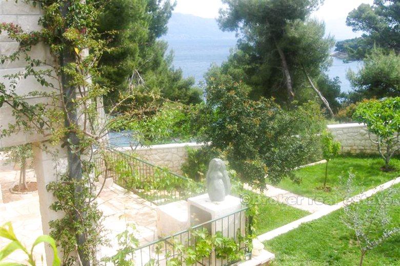 Beautiful stone villa in the first line to the sea, for sale