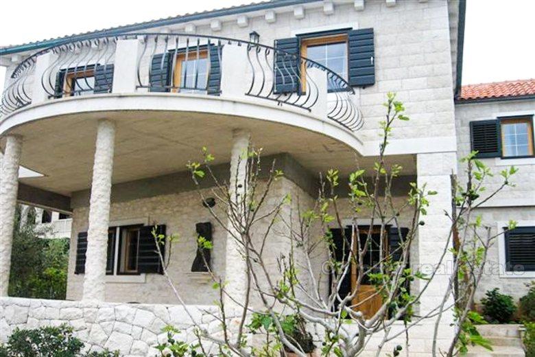 Beautiful stone villa in the first line to the sea, for sale