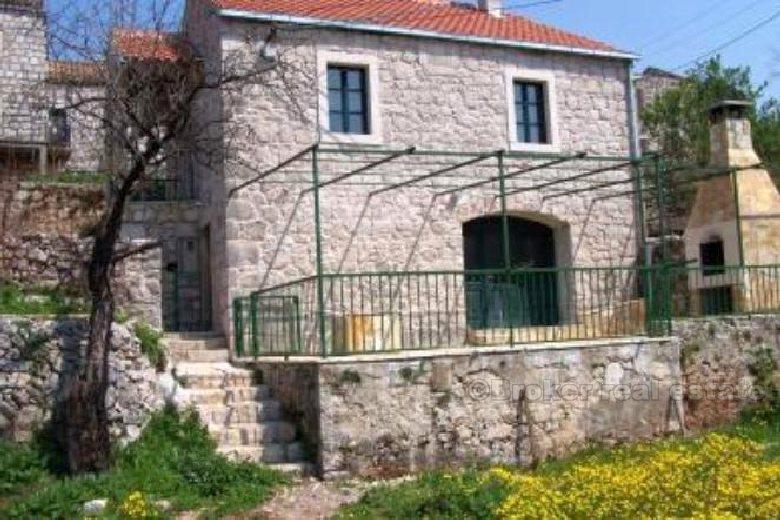 Prostrana kamena kuća, na prodaju