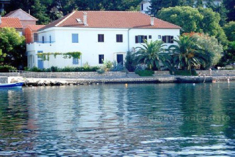 Villa sur un lieu d'élite, à la 1ère rangée de la mer, à vendre