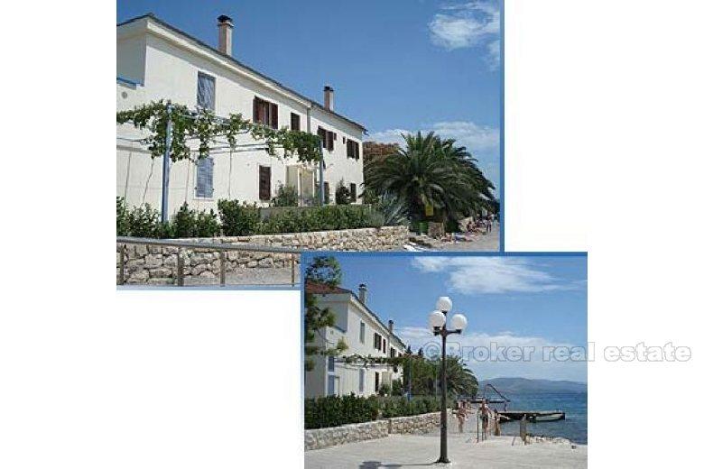 Villa sur un lieu d'élite, à la 1ère rangée de la mer, à vendre