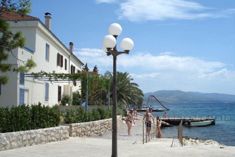 Villa sur un lieu d'élite, à la 1ère rangée de la mer, à vendre