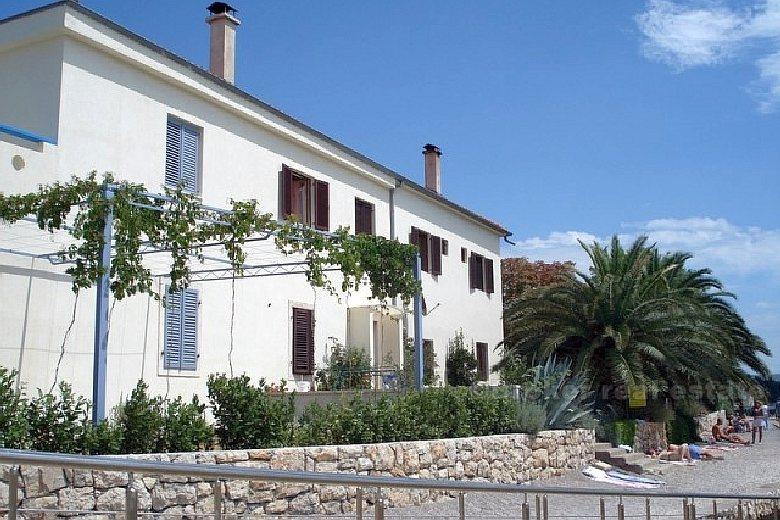 Villa sur un lieu d'élite, à la 1ère rangée de la mer, à vendre
