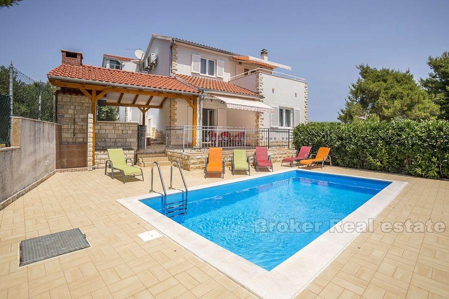 Prekrasna vila s bazenom, na prodaju
