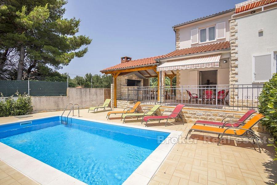 Belle villa avec piscine, à vendre