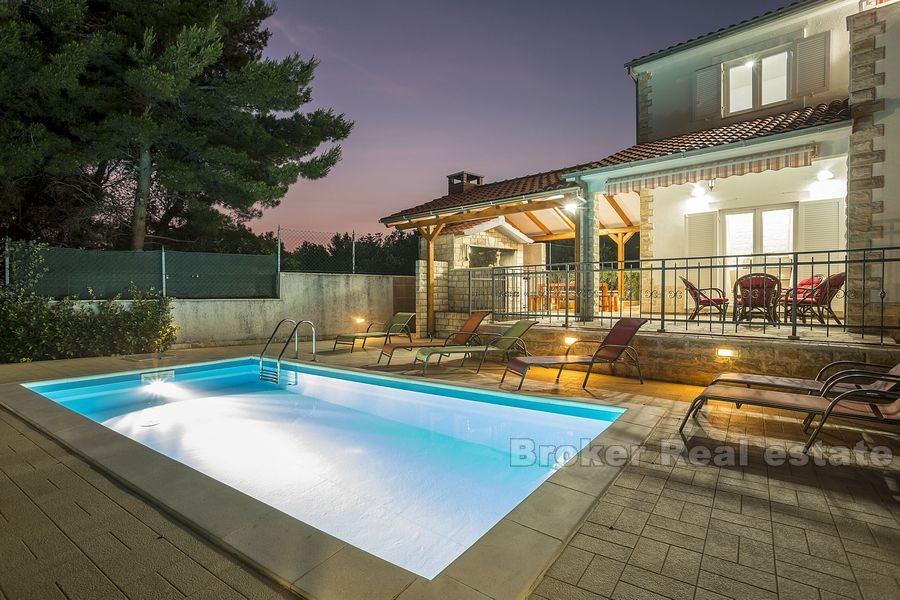 Belle villa avec piscine, à vendre