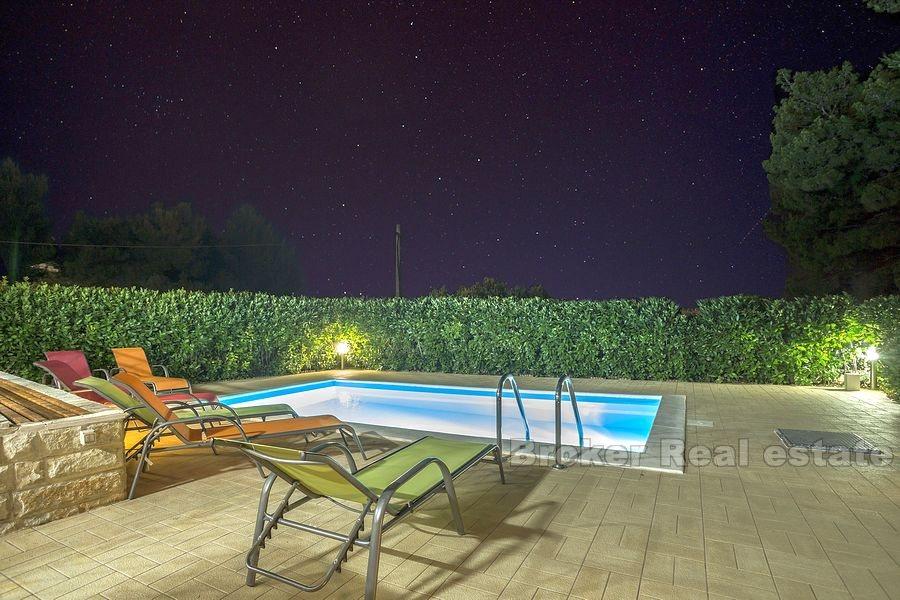 Красивая вилла с бассейном, для продажи