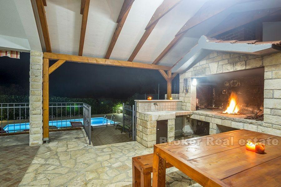 Красивая вилла с бассейном, для продажи