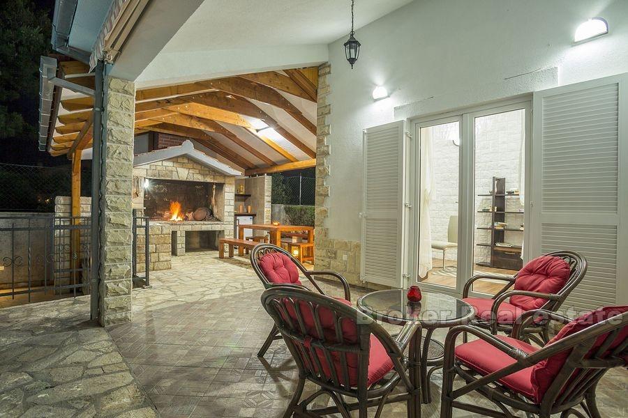 Красивая вилла с бассейном, для продажи