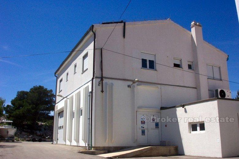 Mały hotel w pierwszym rzędzie do morza, na sprzedaż