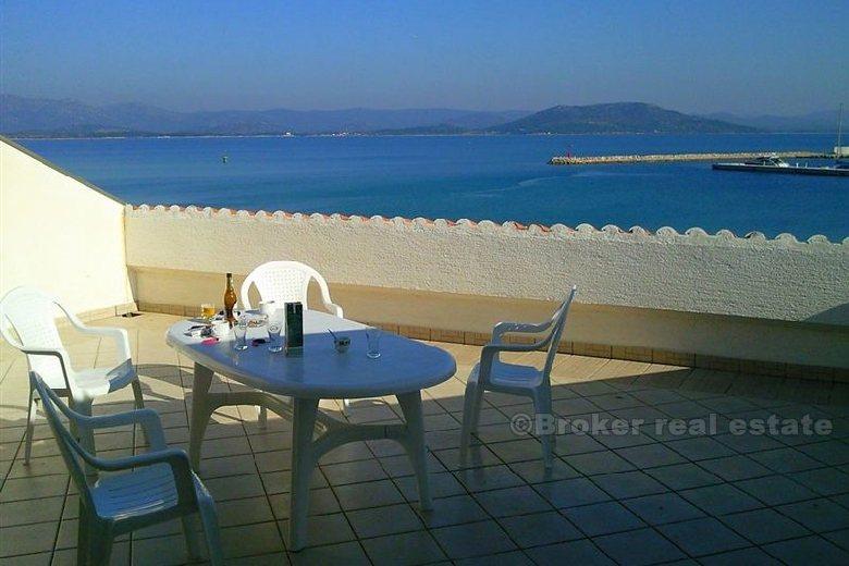 Mały hotel w pierwszym rzędzie do morza, na sprzedaż