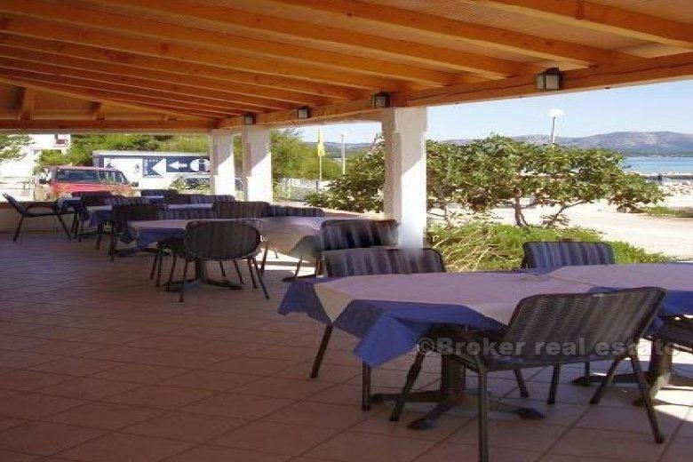 Mały hotel w pierwszym rzędzie do morza, na sprzedaż