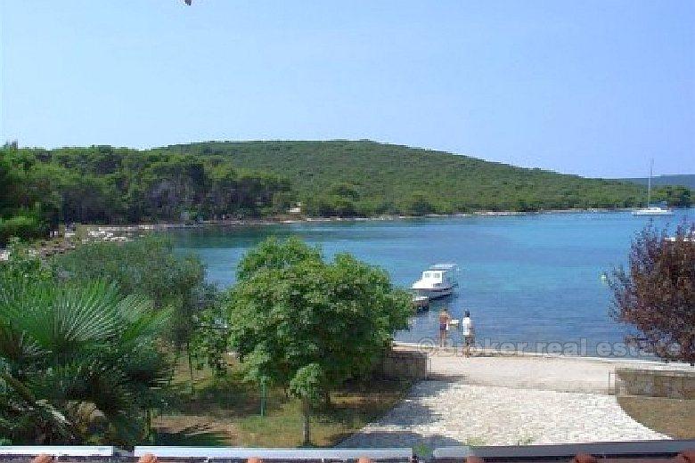 Hus ved strandpromenaden, med egen strand, til salgs