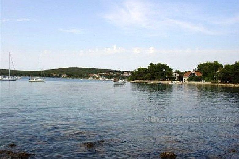 Hus ved strandpromenaden, med egen strand, til salgs