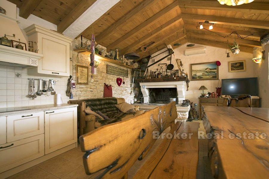 Renovované kamenné domy s bazénem