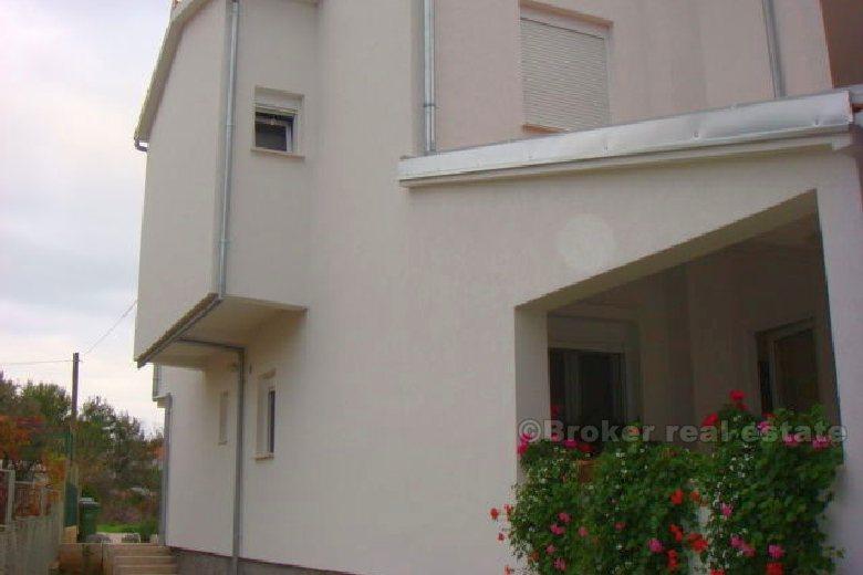 Bliźniak na trzech kondygnacjach, na sprzedaż