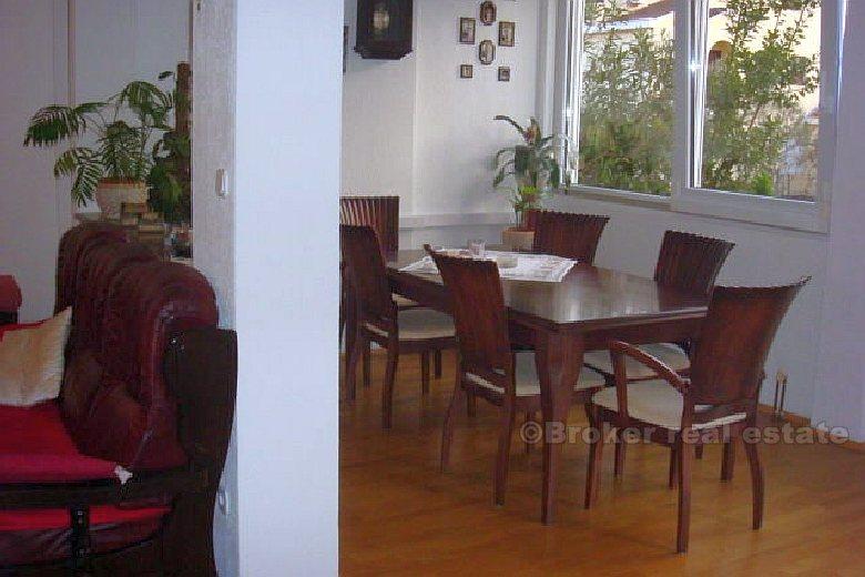 Doppelhaushälfte auf drei Etagen, zum Verkauf