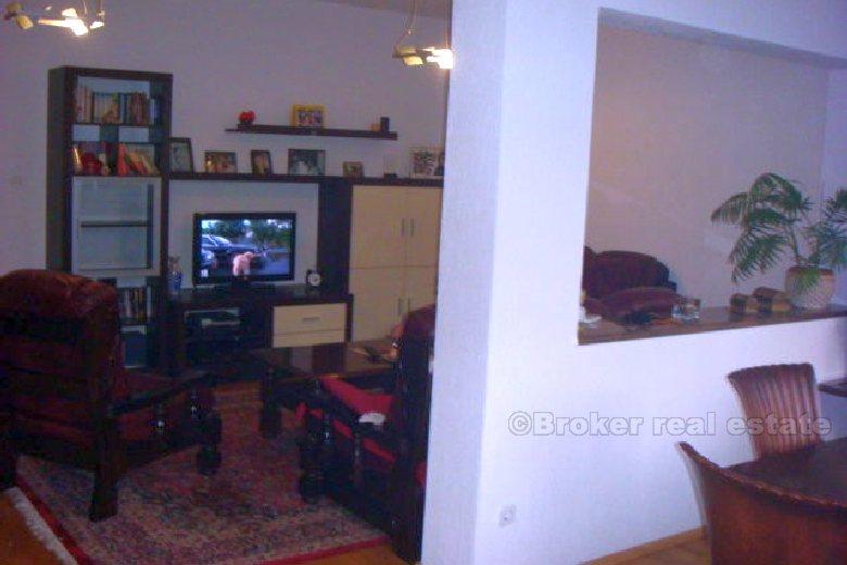 Rekkehus i tre etasjer, til salgs