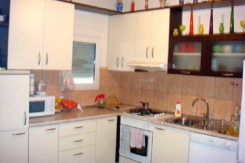 Bliźniak na trzech kondygnacjach, na sprzedaż