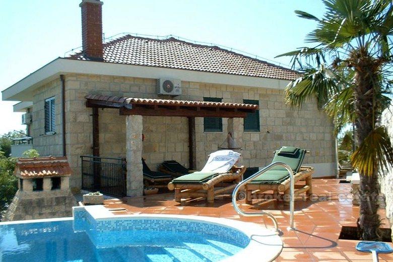 Villa with swimming pool, for sale
