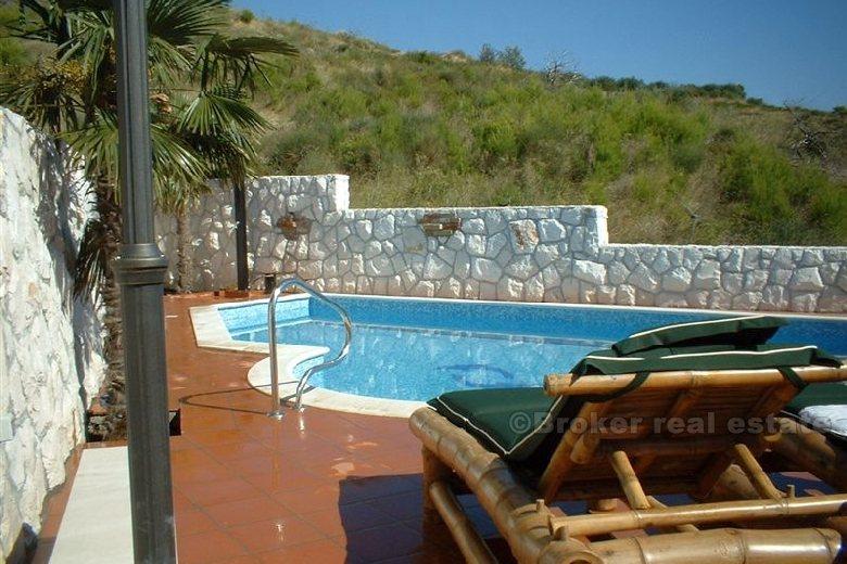 Villa med svømmebasseng, til salgs