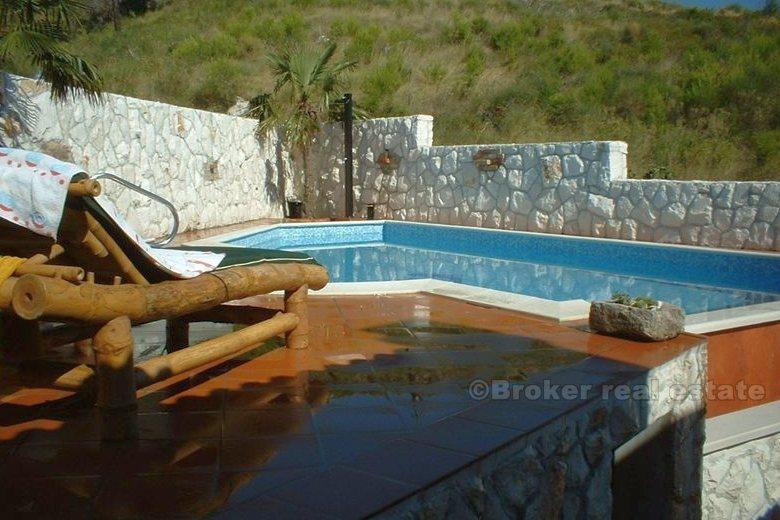 Villa med svømmebasseng, til salgs