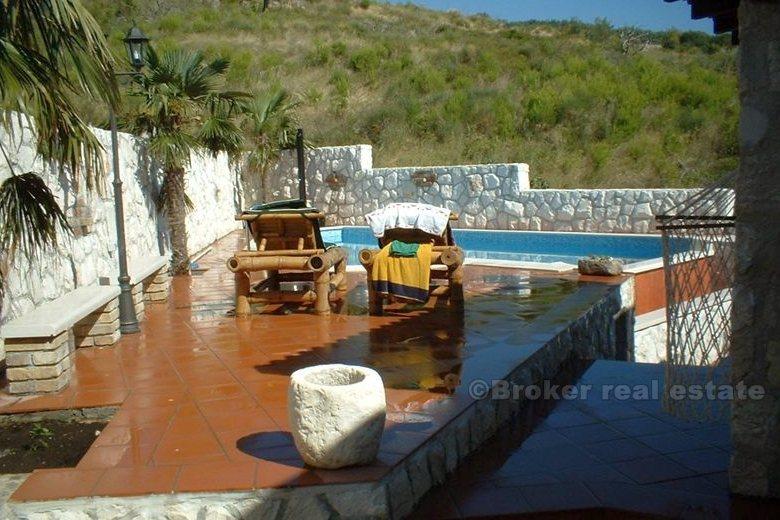 Villa med svømmebasseng, til salgs