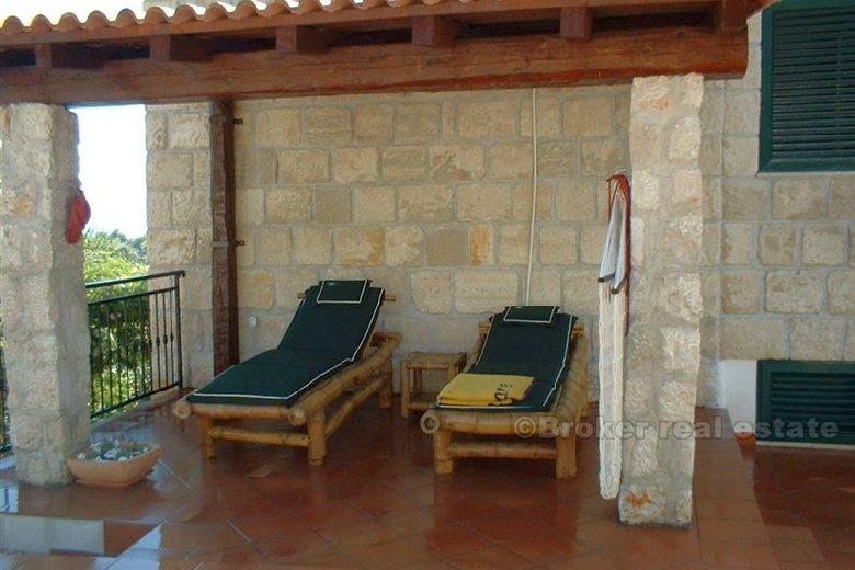 Willa z basenem, na sprzedaż