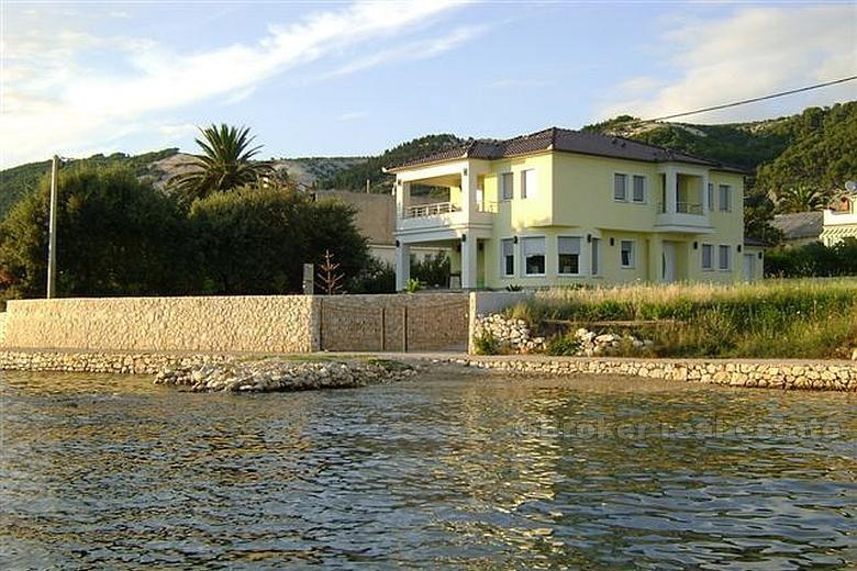 Vacker villa precis vid havet, till salu