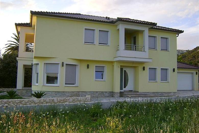 Vacker villa precis vid havet, till salu