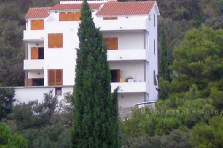 Dom z apartamentami z widokiem na morze, na sprzedaż