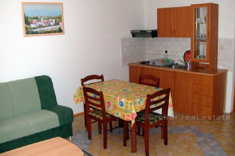 Dom z apartamentami z widokiem na morze, na sprzedaż