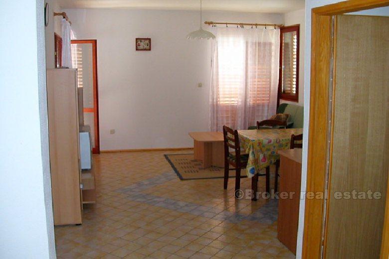 Dom z apartamentami z widokiem na morze, na sprzedaż