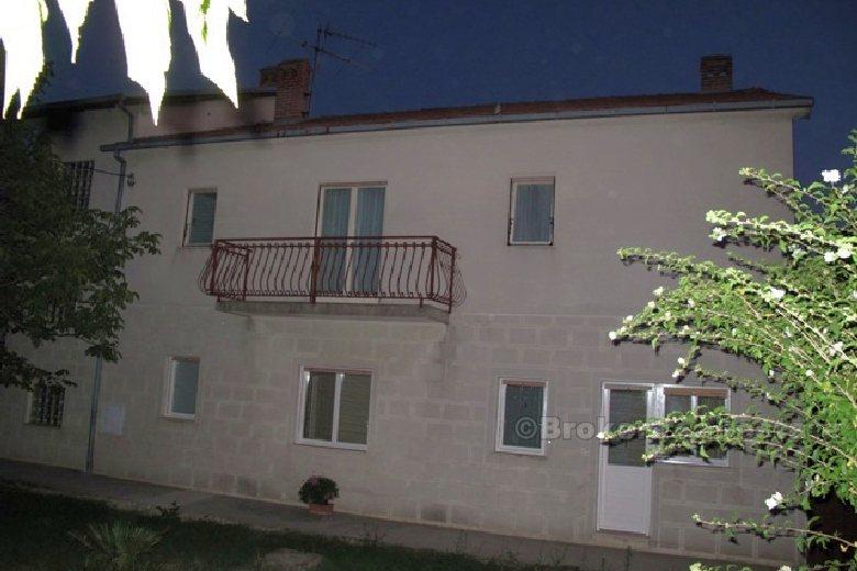 Casa in una piccola e tranquilla città, in vendita