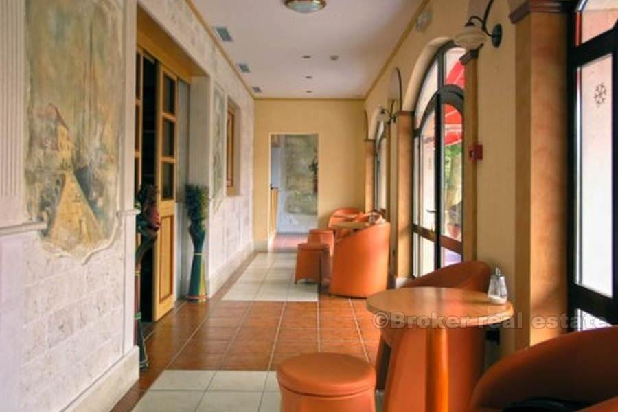 Un hotel in una posizione eccellente, in vendita