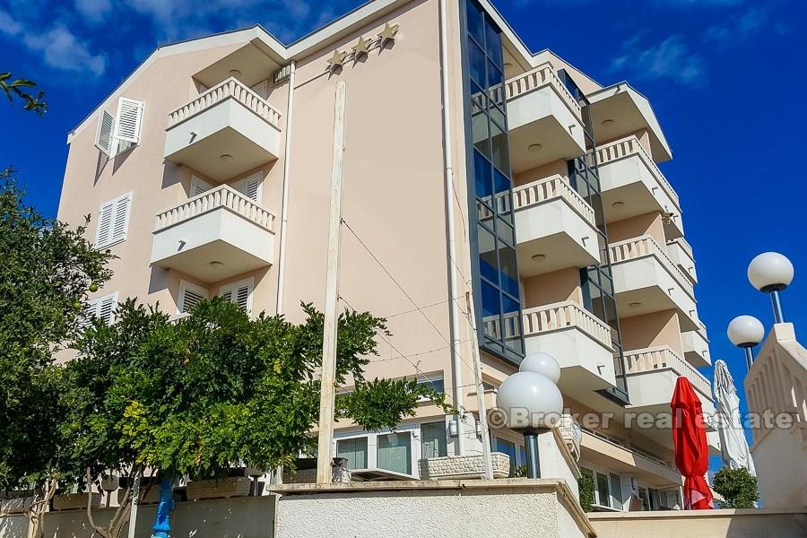 Hotel u malom mjestu, s pogledom na more, na prodaju