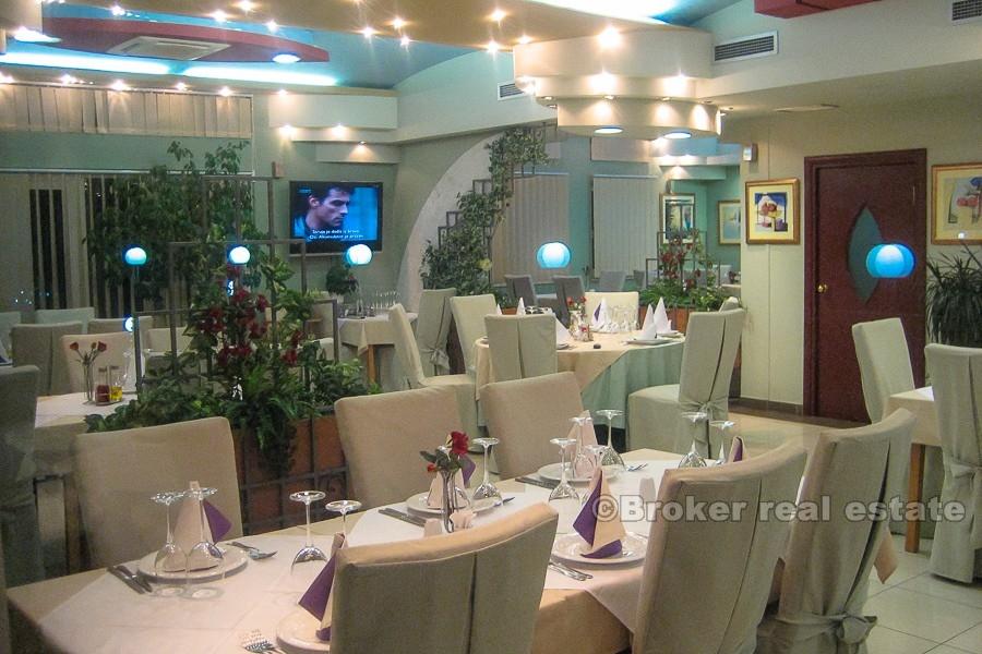 Hotel v malé vesnici, s výhledem na moře, na prodej