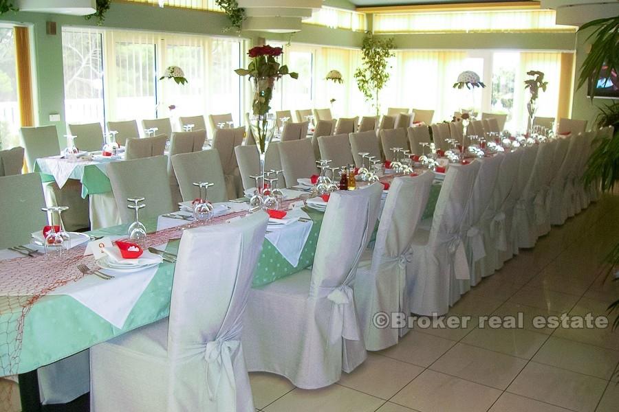 Hotell i en liten landsby med utsikt over havet, til salgs