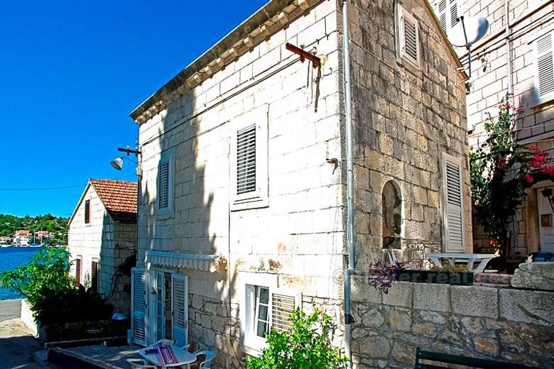 Beautiful renovated stone house in the center