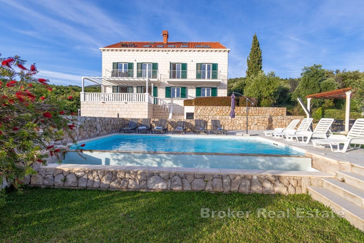 Vacker villa med pool och 3 rymliga lägenheter