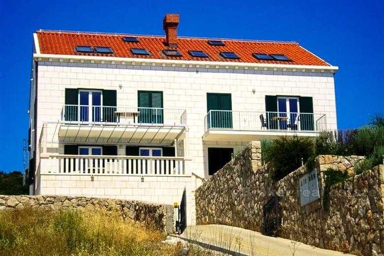 Prekrasna vila s bazenom i 3 prostrana apartmana