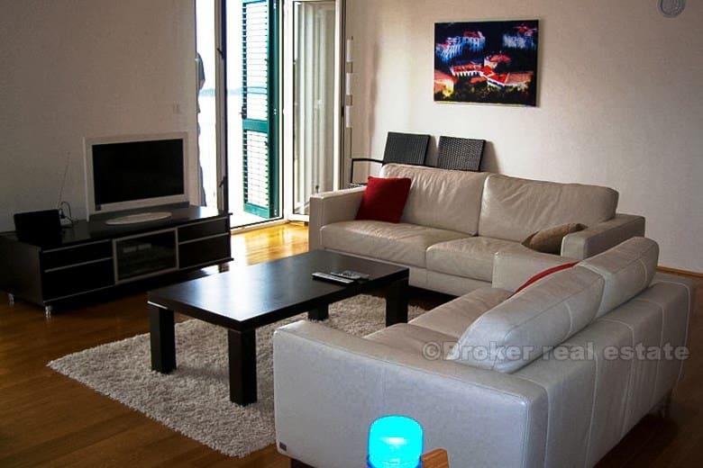 Prekrasna vila s bazenom i 3 prostrana apartmana