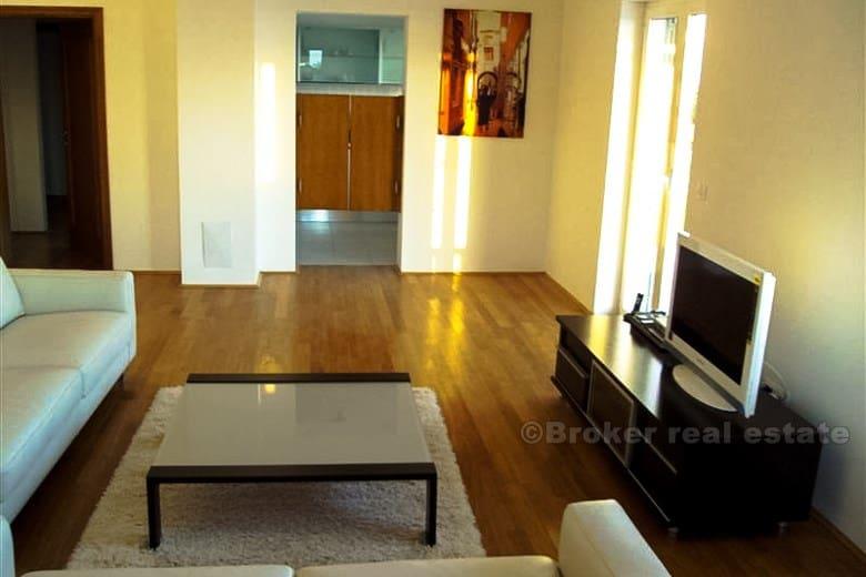 Beautiful villa with a swimming pool and 3 spacious apartments